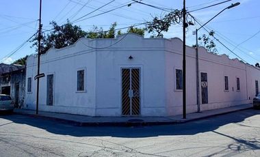 Casa de uso mixto, en esquina, en el Centro de Mérida.