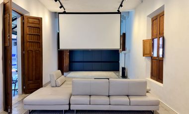 Casa de uso mixto, en esquina, en el Centro de Mérida.