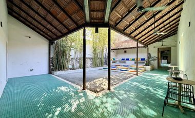 Casa de uso mixto, en esquina, en el Centro de Mérida.