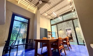 Casa de uso mixto, en esquina, en el Centro de Mérida.