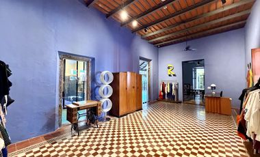 Casa de uso mixto, en esquina, en el Centro de Mérida.