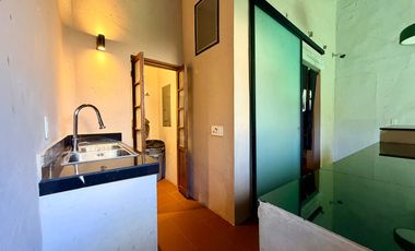 Casa de uso mixto, en esquina, en el Centro de Mérida.