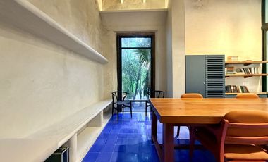 Casa de uso mixto, en esquina, en el Centro de Mérida.