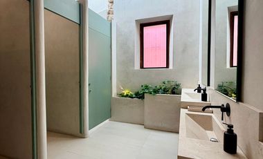 Casa de uso mixto, en esquina, en el Centro de Mérida.