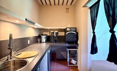 Casa de uso mixto, en esquina, en el Centro de Mérida.