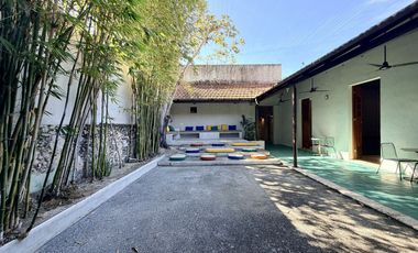 Casa de uso mixto, en esquina, en el Centro de Mérida.