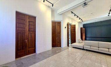 Casa de uso mixto, en esquina, en el Centro de Mérida.