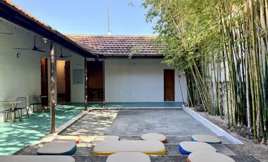 Casa de uso mixto, en esquina, en el Centro de Mérida.