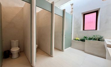 Casa de uso mixto, en esquina, en el Centro de Mérida.