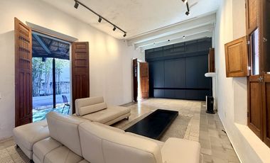 Casa de uso mixto, en esquina, en el Centro de Mérida.