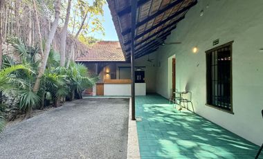 Casa de uso mixto, en esquina, en el Centro de Mérida.