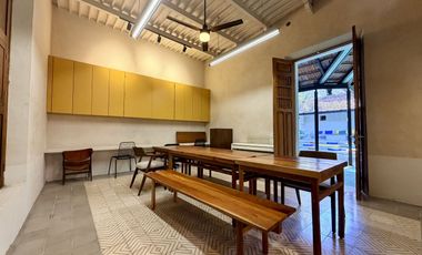 Casa de uso mixto, en esquina, en el Centro de Mérida.