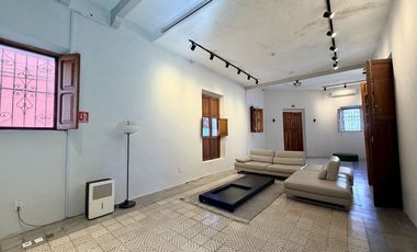 Casa de uso mixto, en esquina, en el Centro de Mérida.