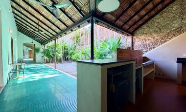 Casa de uso mixto, en esquina, en el Centro de Mérida.