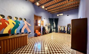 Casa de uso mixto, en esquina, en el Centro de Mérida.