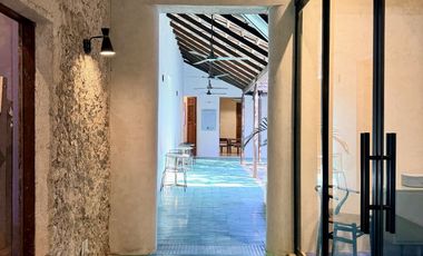 Casa de uso mixto, en esquina, en el Centro de Mérida.