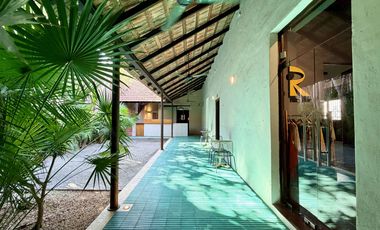 Casa de uso mixto, en esquina, en el Centro de Mérida.