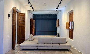 Casa de uso mixto, en esquina, en el Centro de Mérida.