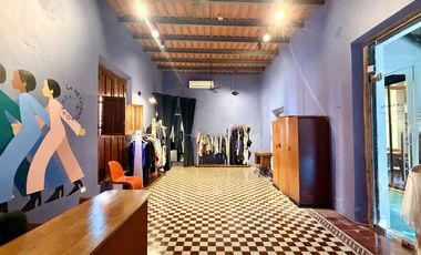 Casa de uso mixto, en esquina, en el Centro de Mérida.