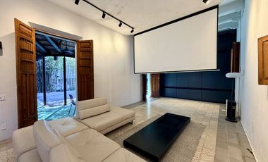 Casa de uso mixto, en esquina, en el Centro de Mérida.