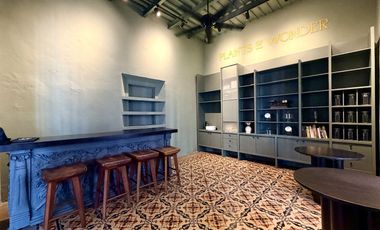 Casa de uso mixto, en esquina, en el Centro de Mérida.