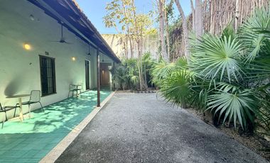 Casa de uso mixto, en esquina, en el Centro de Mérida.