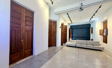 Casa de uso mixto, en esquina, en el Centro de Mérida.