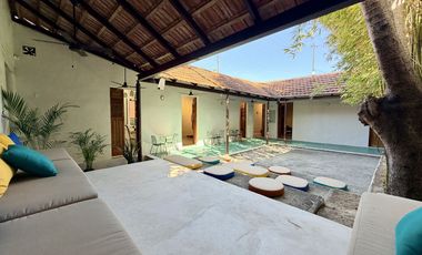 Casa de uso mixto, en esquina, en el Centro de Mérida.