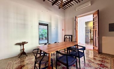 Casa de uso mixto, en esquina, en el Centro de Mérida.