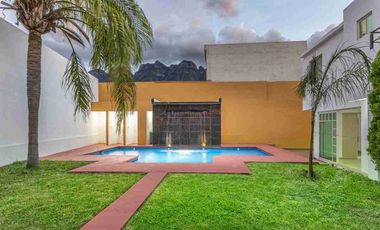 Casa en Venta Paseo de Cumbres | Terreno Doble en Esquina con Alberca y Terraza