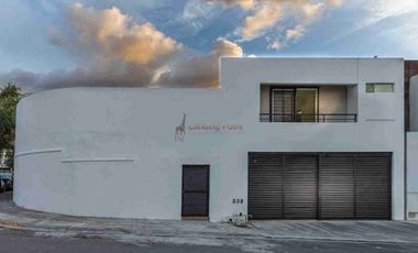 Casa en Venta Paseo de Cumbres | Terreno Doble en Esquina con Alberca y Terraza