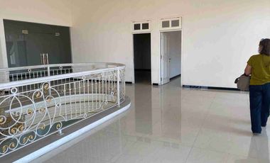 Murah ,BUTUH CEPAT LAKU!!! Rumah Sultan HOOK 3 LT Rungkut Asri