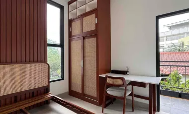 Dijual Rumah di Lebak Bulus  Mewah Banyak Free Kitchen Set dekat Pintu Tol Jakarta Selatan