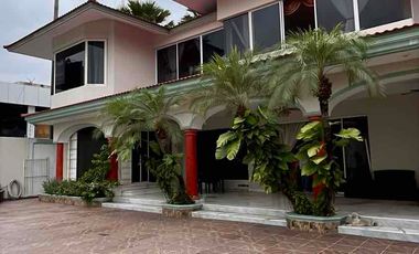 Se Alquila amplia casa para empresa 10 estacionamientos