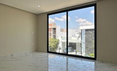 HERMOSA CASA EN VENTA EN PARQUE BERNA CON UNA UBICACIÓN PRIVILEGIADA.