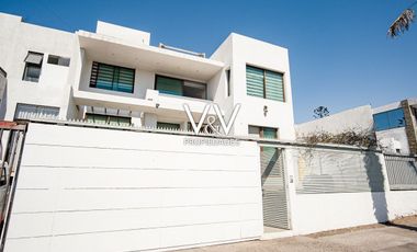 SE ARRIENDA HERMOSA CASA, VISTA AL MAR