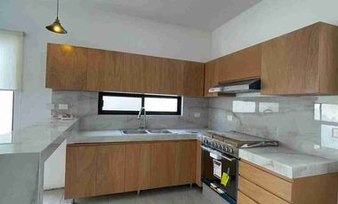 Casa en renta. Fracc. la Huerta Ixtacomitán. Tabasco