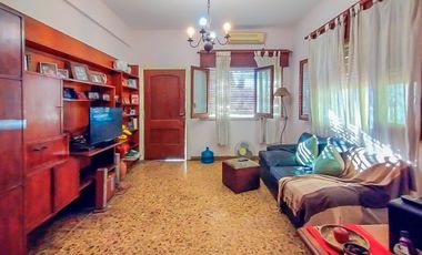 Casa Familiar de 5 Ambientes con Excelente Ubicación en Castelar