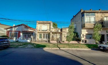 Casa Familiar de 5 Ambientes con Excelente Ubicación en Castelar