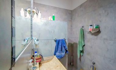 Casa Familiar de 5 Ambientes con Excelente Ubicación en Castelar