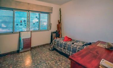 Casa Familiar de 5 Ambientes con Excelente Ubicación en Castelar