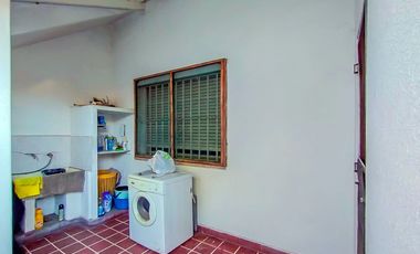 Casa Familiar de 5 Ambientes con Excelente Ubicación en Castelar