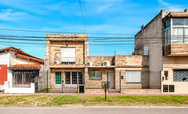 Casa Familiar de 5 Ambientes con Excelente Ubicación en Castelar
