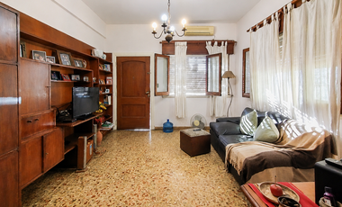 Casa Familiar de 5 Ambientes con Excelente Ubicación en Castelar