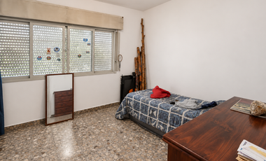 Casa Familiar de 5 Ambientes con Excelente Ubicación en Castelar