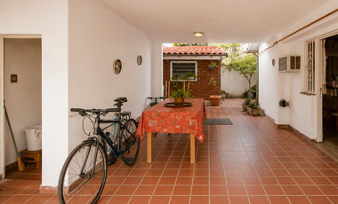 Casa Familiar de 5 Ambientes con Excelente Ubicación en Castelar