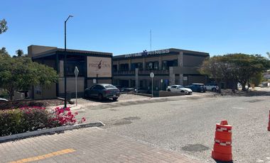 JURIQUILLA LOCALES EN RENTA EN PLAZA BOUTIQUE YA CON MARCAS ANCLA 51m2, 180m2 y 75m2