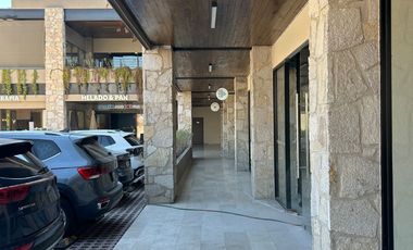 JURIQUILLA LOCALES EN RENTA EN PLAZA BOUTIQUE YA CON MARCAS ANCLA 51m2, 180m2 y 75m2