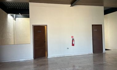 JURIQUILLA LOCALES EN RENTA EN PLAZA BOUTIQUE YA CON MARCAS ANCLA 51m2, 180m2 y 75m2