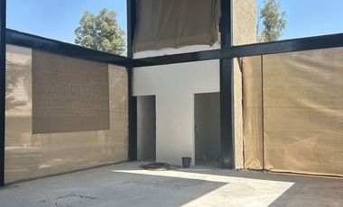 JURIQUILLA LOCALES EN RENTA EN PLAZA BOUTIQUE YA CON MARCAS ANCLA 51m2, 180m2 y 75m2